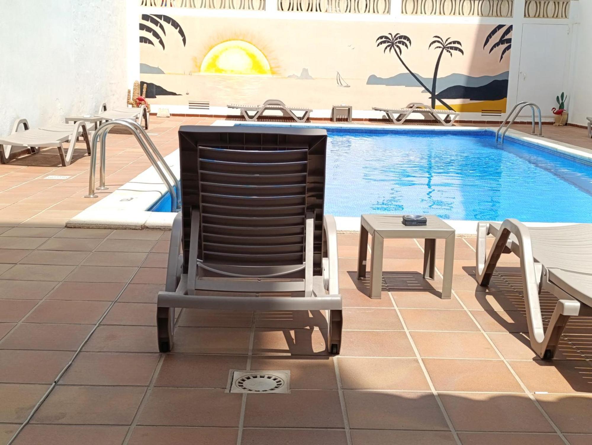 Hostal Horizonte San Antonio  Luaran gambar A poolside chair